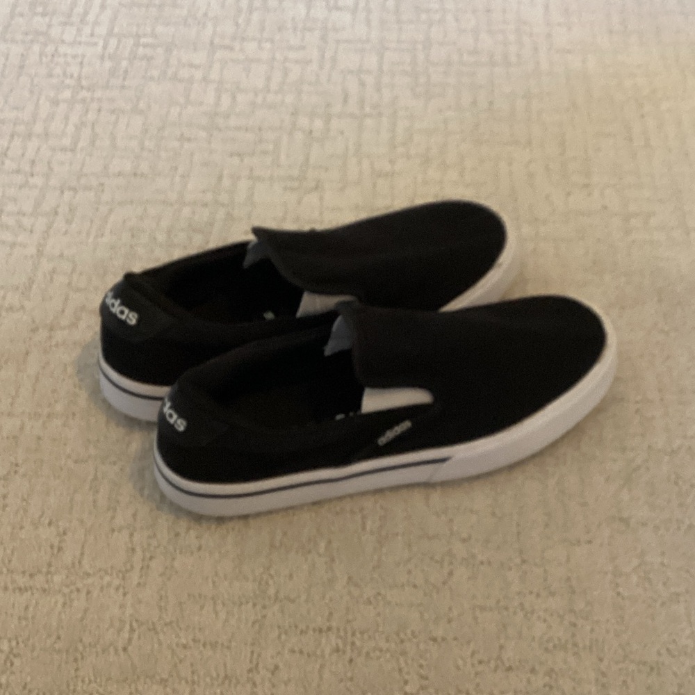 Women’s Adidas Black and White Slip-On skater Sneaker size 9.5 EUC